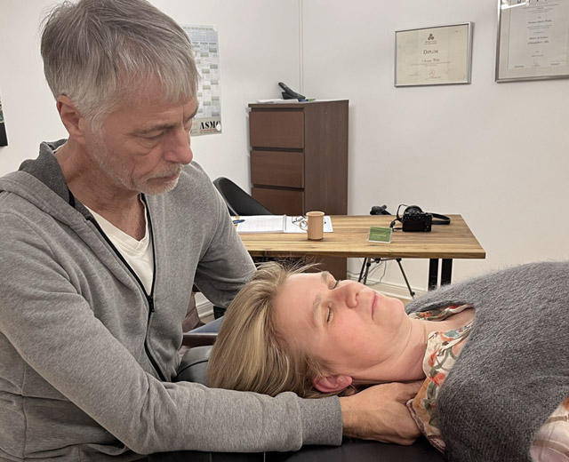 Eine Behandlungsmöglichkeit am Fuß - es sieht so aus, der Therapeut mobilisiert das Fußgelenk