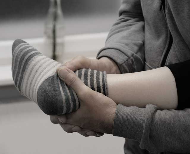 Osteopathische Behandlung am Fußgelenk