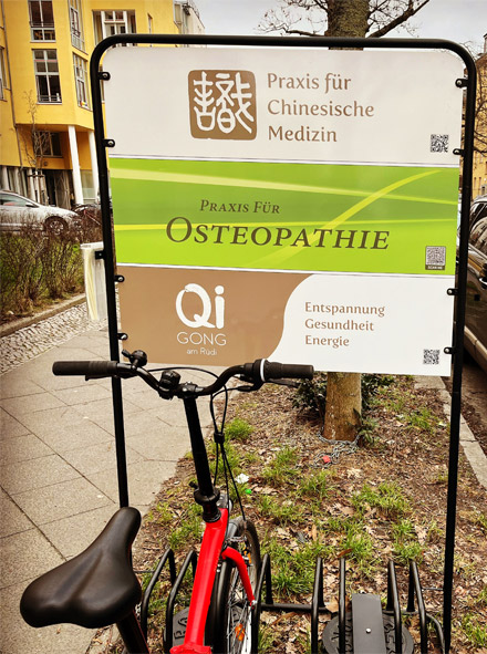 Fahrradständer mit Schild der Osteopathie Praxis Berlin